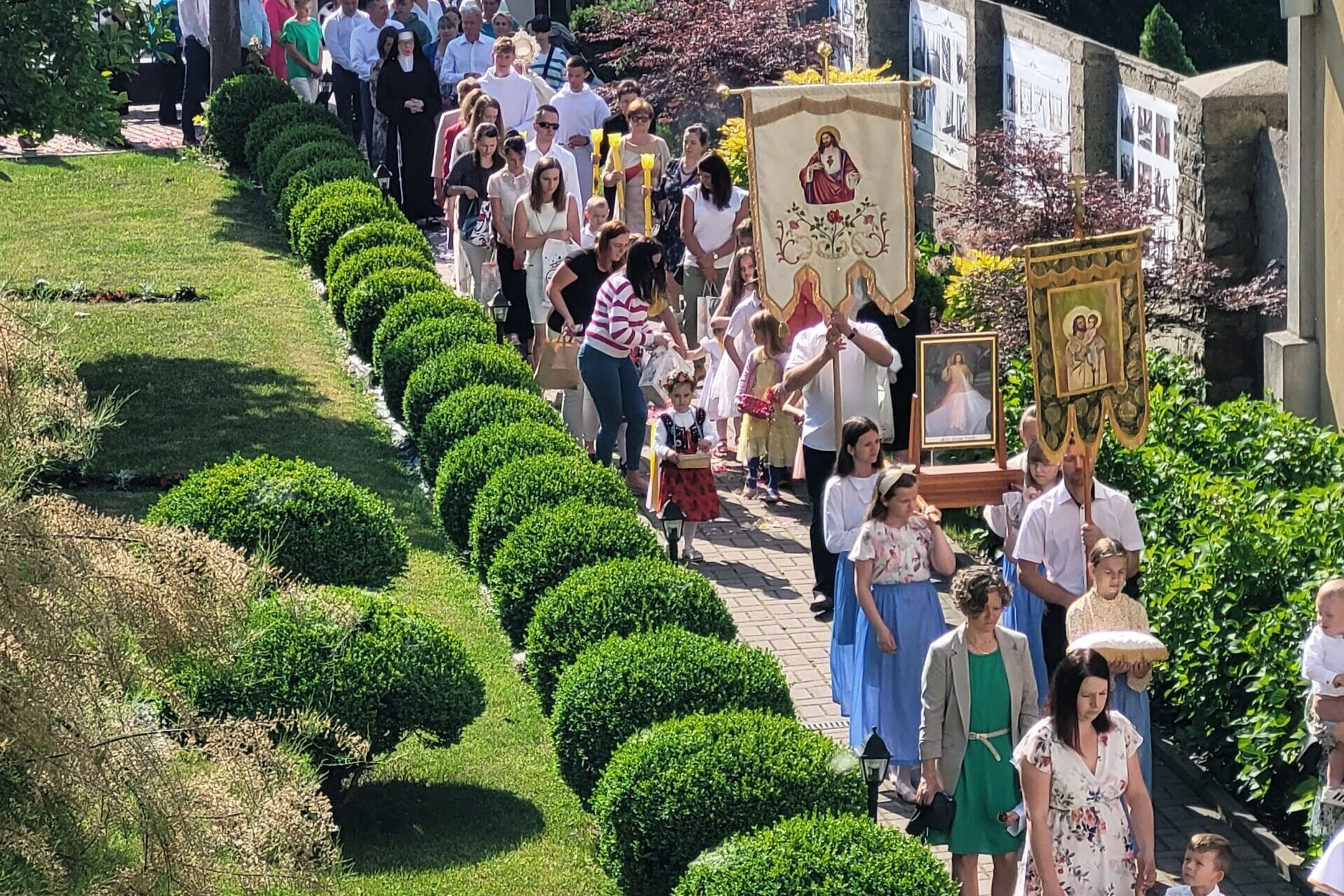 Najświętsze Serce Boże, poświęcamy Ci siebie i całe nasze życie...