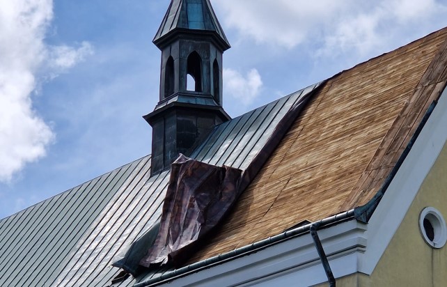 Nawałnica w Kończyskach - zerwana blacha na Kościelnym dachu
